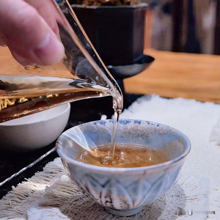 《茶晤清欢·拗律体》
水汽茶烟漫碧瓯，喧尘碎此意难休。
知己一盏谈天地，清味三杯