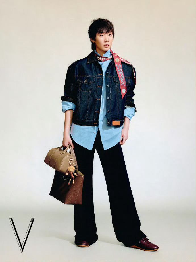 V中文版王曼昱超模表现力这个适配度简直一绝王曼昱V中文版二月刊封面