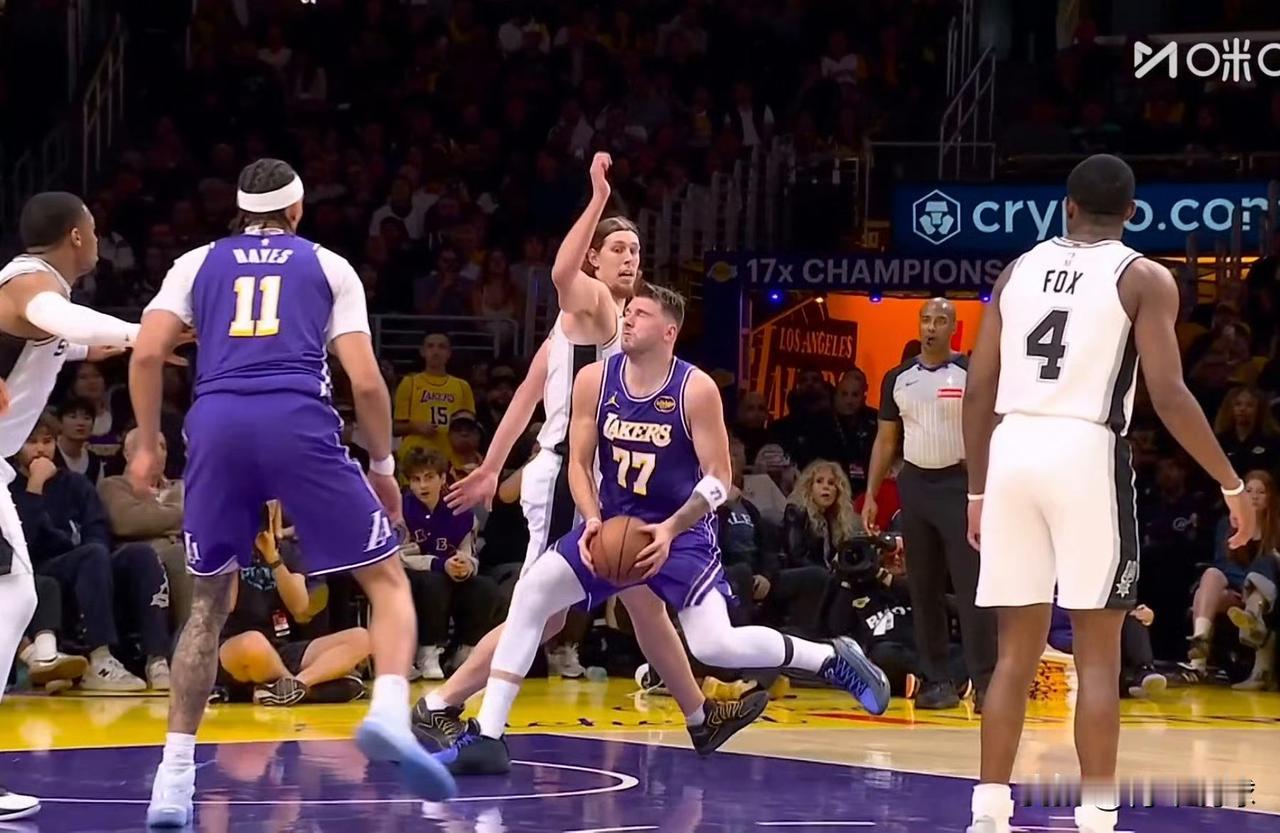 冷静！东契奇抱怨吃T了！

首节1分50秒，东契奇单打奥利尼克转身投篮时被后者打