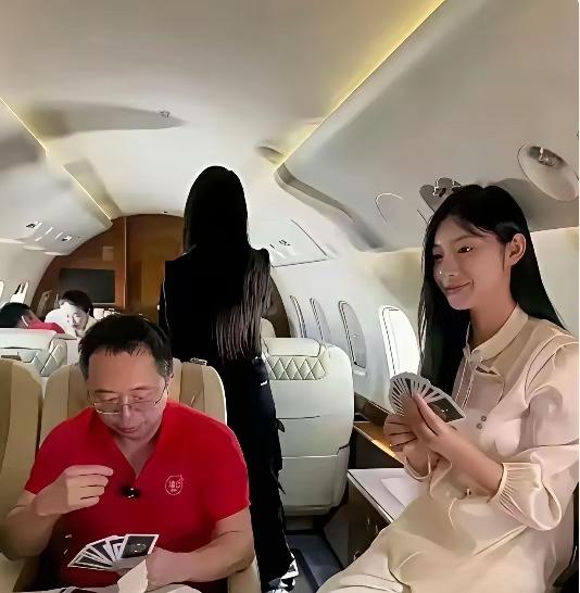 周鸿祎真有钱，看上去是乘坐私人飞机