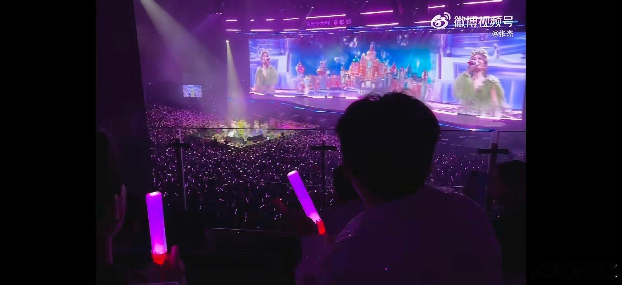 张杰拍的谢娜演唱会张杰看谢娜演唱会vlog谢娜演唱会嘉宾是者来女张杰的演唱会vl