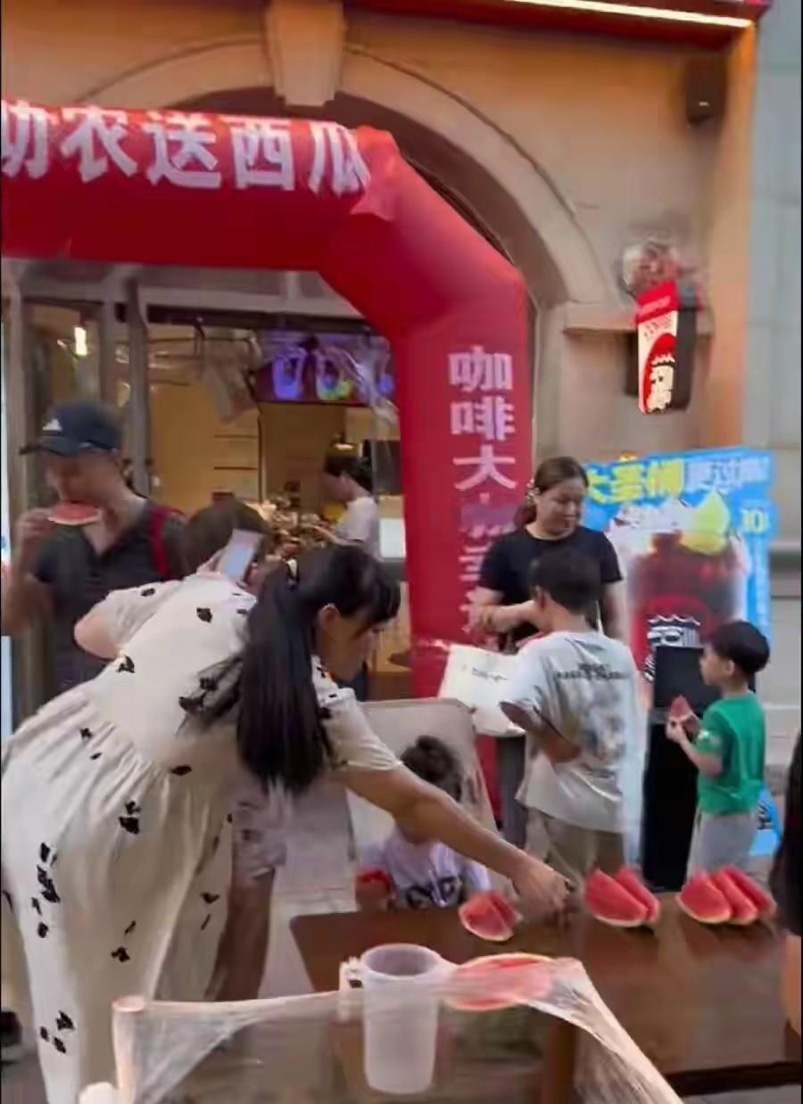 最近，郑州95后女孩李醒的善举太暖了。她听到瓜农父女“爸，你今天回家吗？”“不回