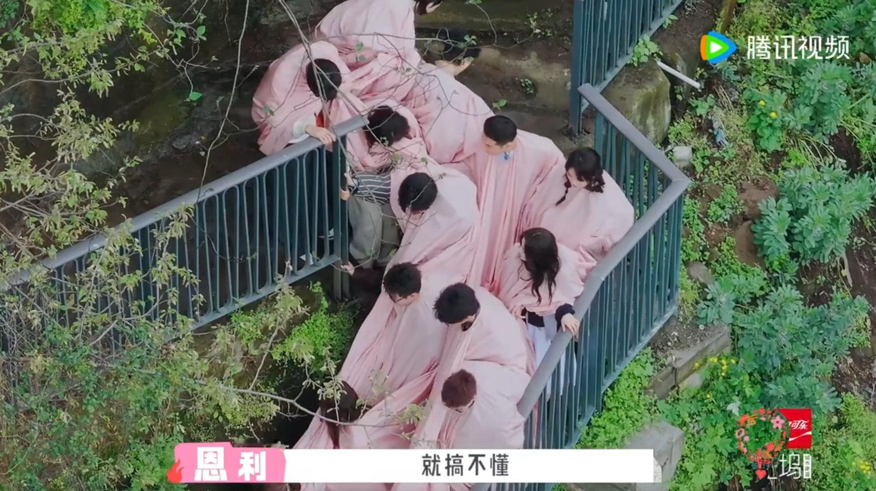 桃花坞的尴尬像牛油般化开 五十公里桃花坞 线上：我是社交天花板。线下：我是社交地