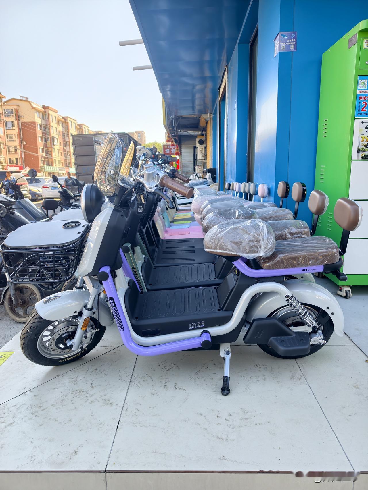 逛电动车门店，被新款小车圈粉了…
 
今天路过街边一家电动车门店，停下来进去逛了