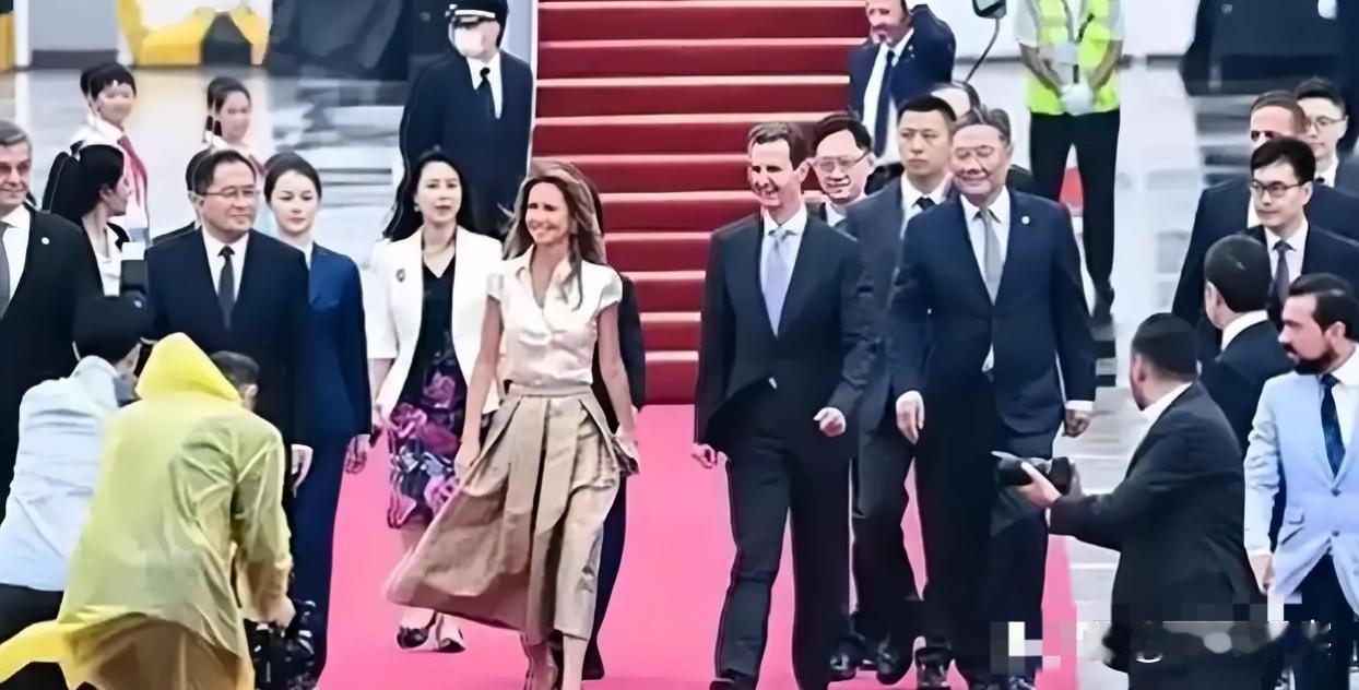 “巴沙尔没倒，也没赢！他刚宣誓就职，掌权的却是另一个名字？”
你没看错，2025