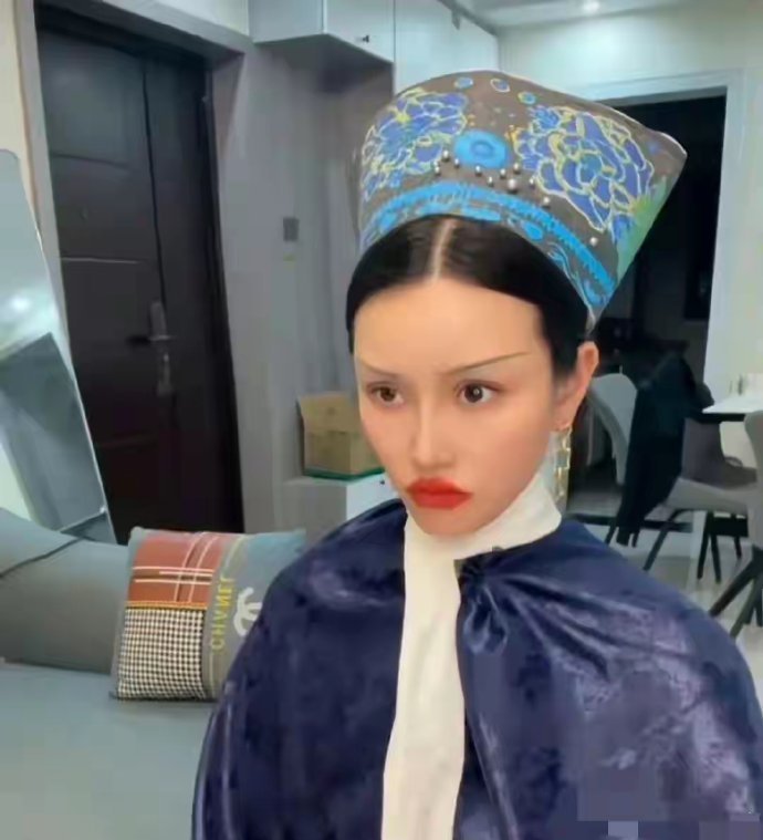 从未见过这么离谱的仿妆，偏偏还是能一眼看出原型。 。。 ​​​