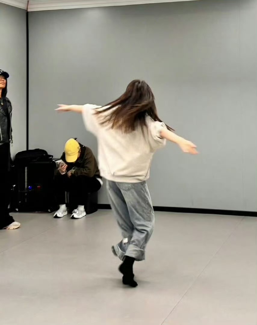 李小冉收到张月陈瑶的药和茶包乘风2026张月陈瑶的细心举动，让李小冉在异乡也倍感