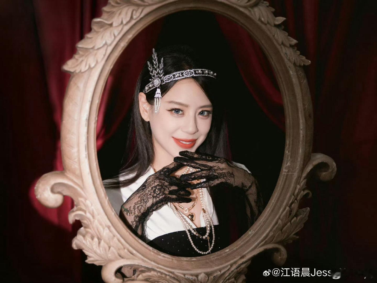 江语晨的百老汇造型整场表演过程里只要镜头切近景，直播间弹幕全都刷屏夸她颜值出众，