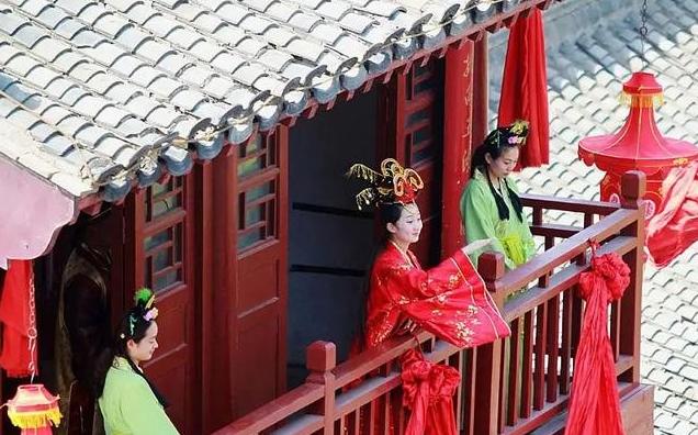 北宋年间，宰相之女刘月娥迟迟找不到如意郎君，想了个出对联招亲的法子，京城才子无人