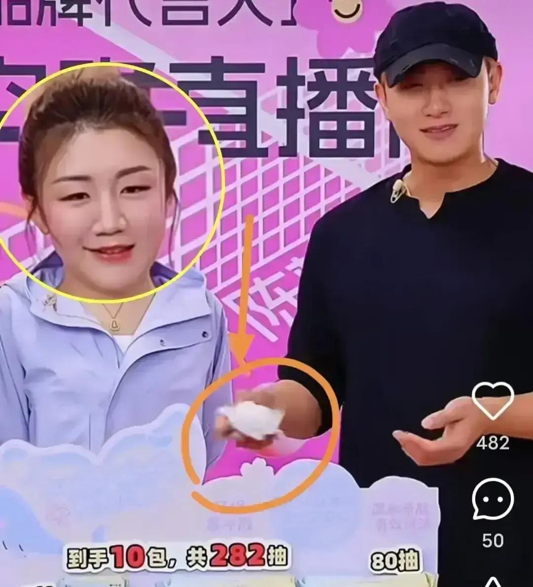 黄子韬直播连麦陈梦，正聊得嗨，他突然掏出一包自家卫生巾：“透气无荧光剂，我妈都说