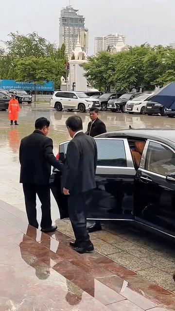柬埔寨的幕后大佬韩桑林，他比洪森大 18 岁，比柬埔寨国王西哈莫尼大 19 岁，