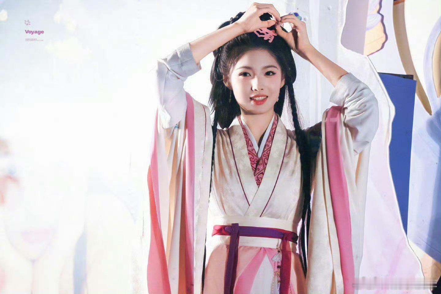 侯明昊艾米雀骨杀青啦！没人不被妹妹甜美的笑容征服[打call][打call][打