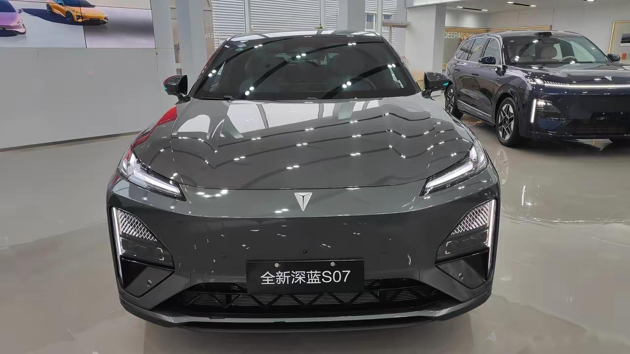 深蓝S07釆用封闭式前脸格栅搭配星河贯穿灯组，华为智能交互灯组，零重力座椅支持加