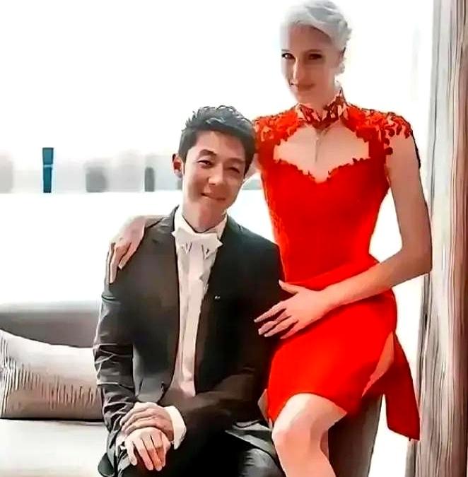 八年前，李白不顾家里反对，硬是嫁给了撒贝宁，还因此和父亲闹翻。
很多人当时都觉得