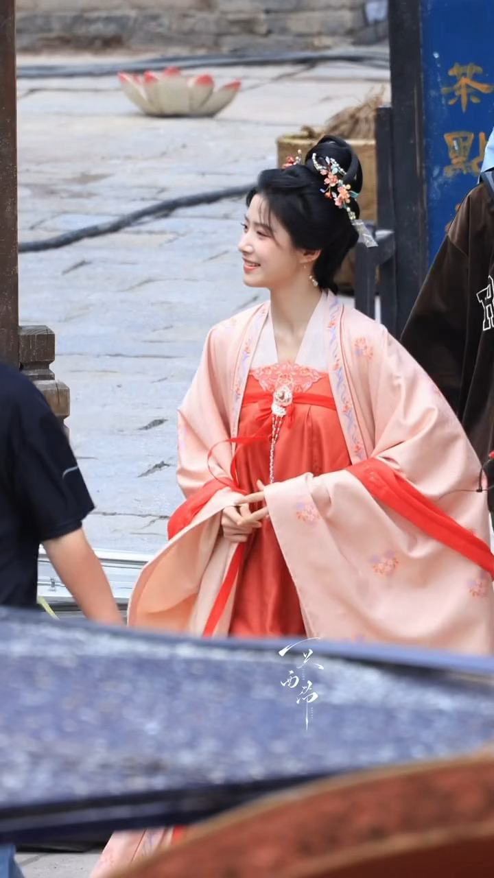 卢昱晓 x 何不同舟渡丨桃花拂面💐太美了南衣🥹 