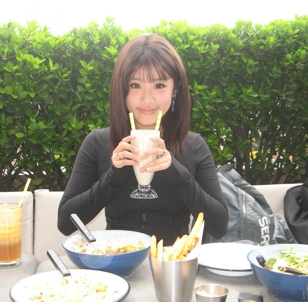 贾静雯女儿梧桐妹晒近照，图一像爸爸图二像妈妈，还是蛮漂亮的～ ​​​