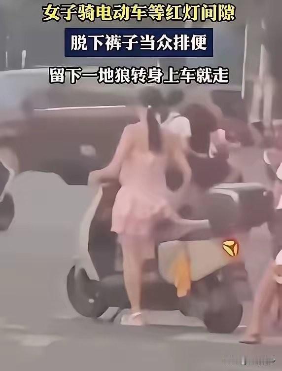 等红灯当街撒尿，这哪是急，就是不要脸，大马路上十字路口，一个女的等红灯的时候，直
