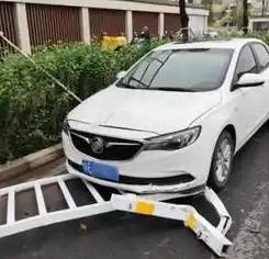 “离大谱！”云南昆明，一女子和男友去朋友家聚餐，喝了一些精酿啤酒和一杯白酒，结束