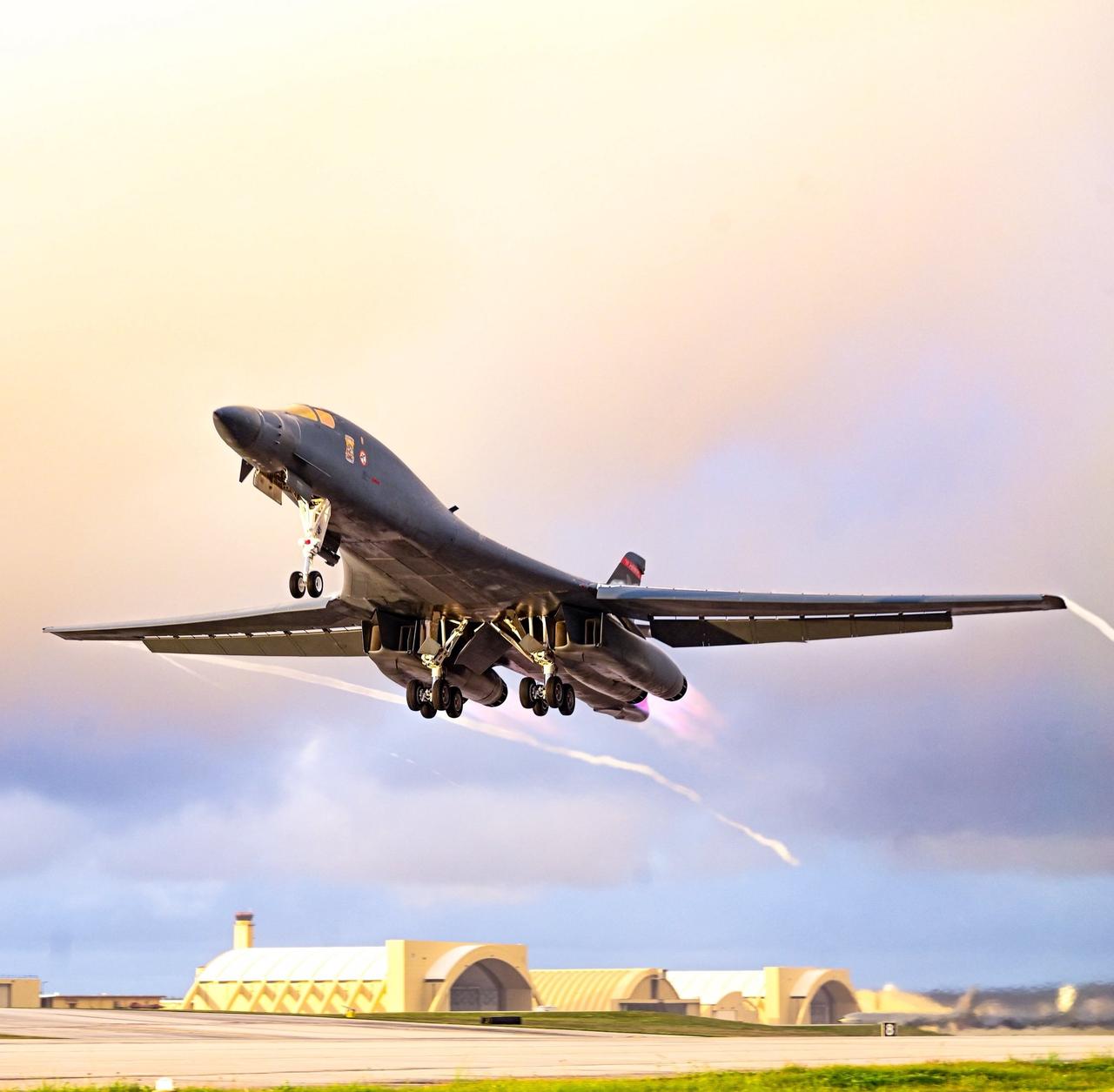 安德森基地，B-1B枪骑兵出击瞬间