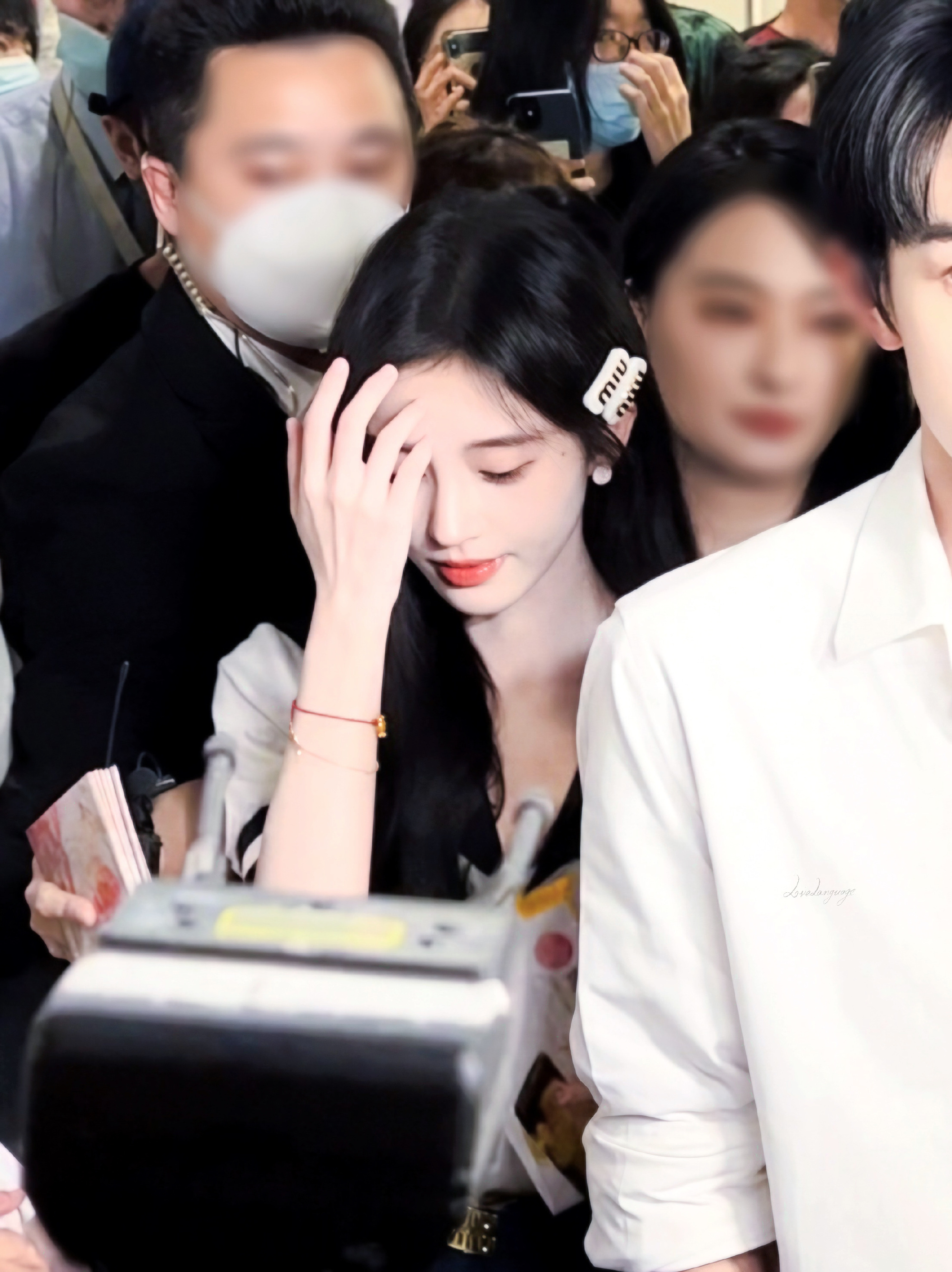 鞠婧祎阿黛 🍊鞠婧祎来战“ 窗外的栀子盛开了，骄阳散落的光芒照在栀子的瓣叶上，