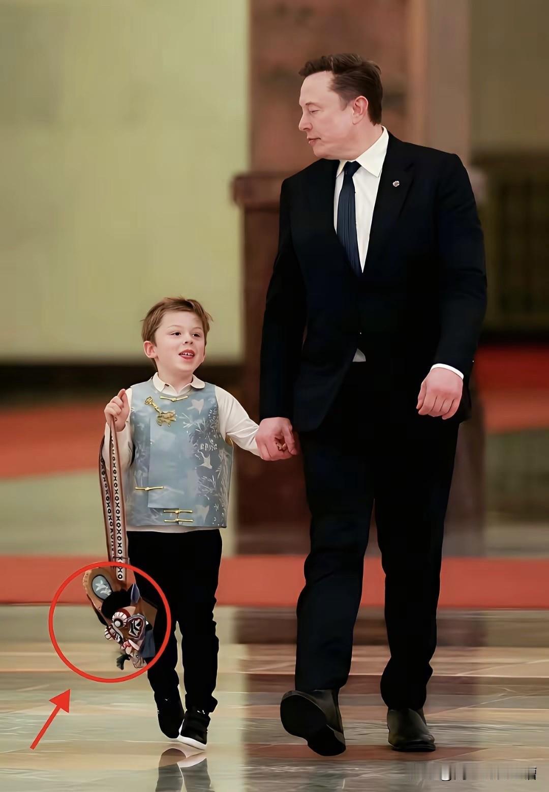 马斯克幼子拎起中国非遗包，狠狠打醒多少盲目崇洋的国人

马斯克携幼子现身北京的一