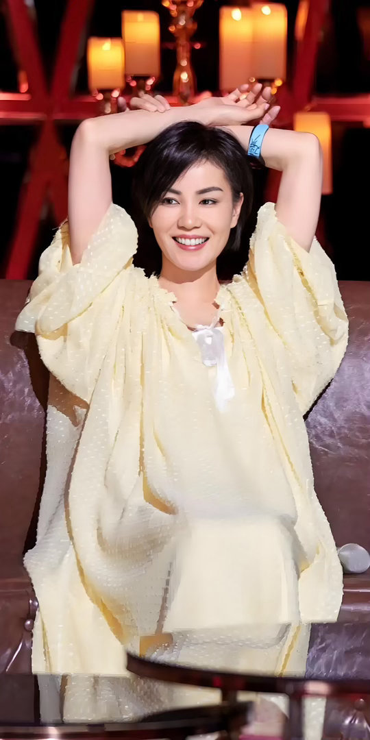 在评论区和两万人合唱王菲如愿为什么总是老歌让人更有共鸣 两万人的声音叠在一起，隔