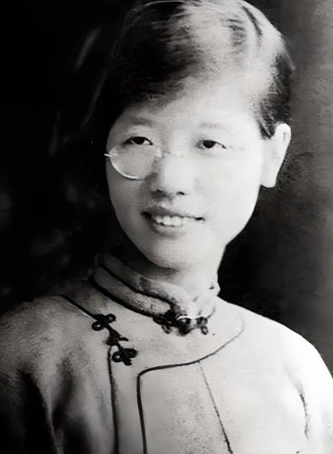 她出身于煊赫世家，从小就有极高的艺术天赋，她跟随慈禧御用女画师缪素筠学画画，辜鸿...