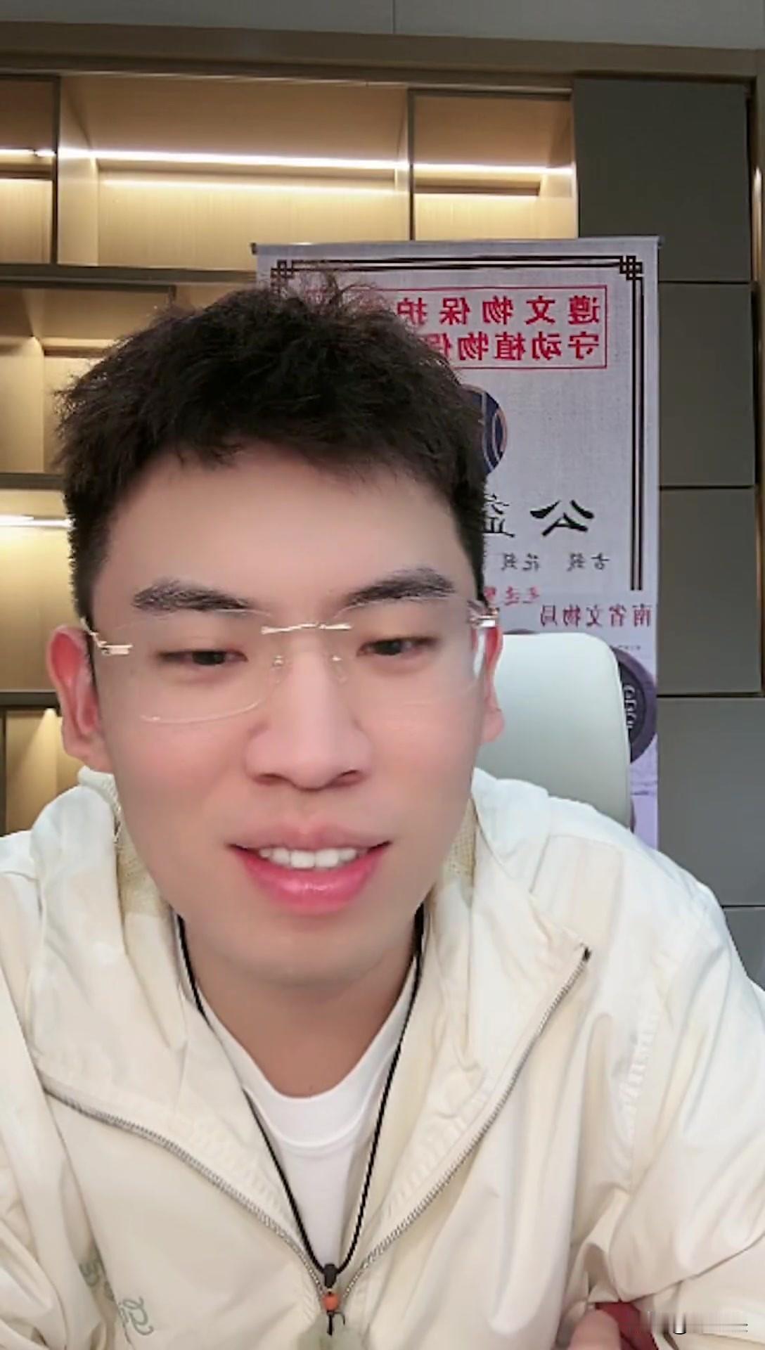 又一位网红疑似塌方了？没想到有2千多万的博主，竟被人指出博主本人的学历，并不是主