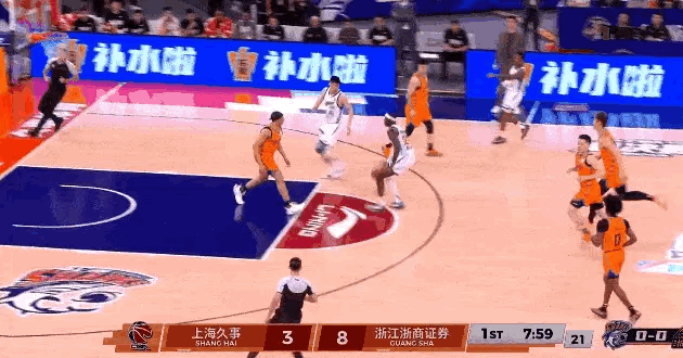 上海男篮的内线只剩下王哲林了，看看今天胡金秋能打出怎么样的表现。上海男篮vs广厦