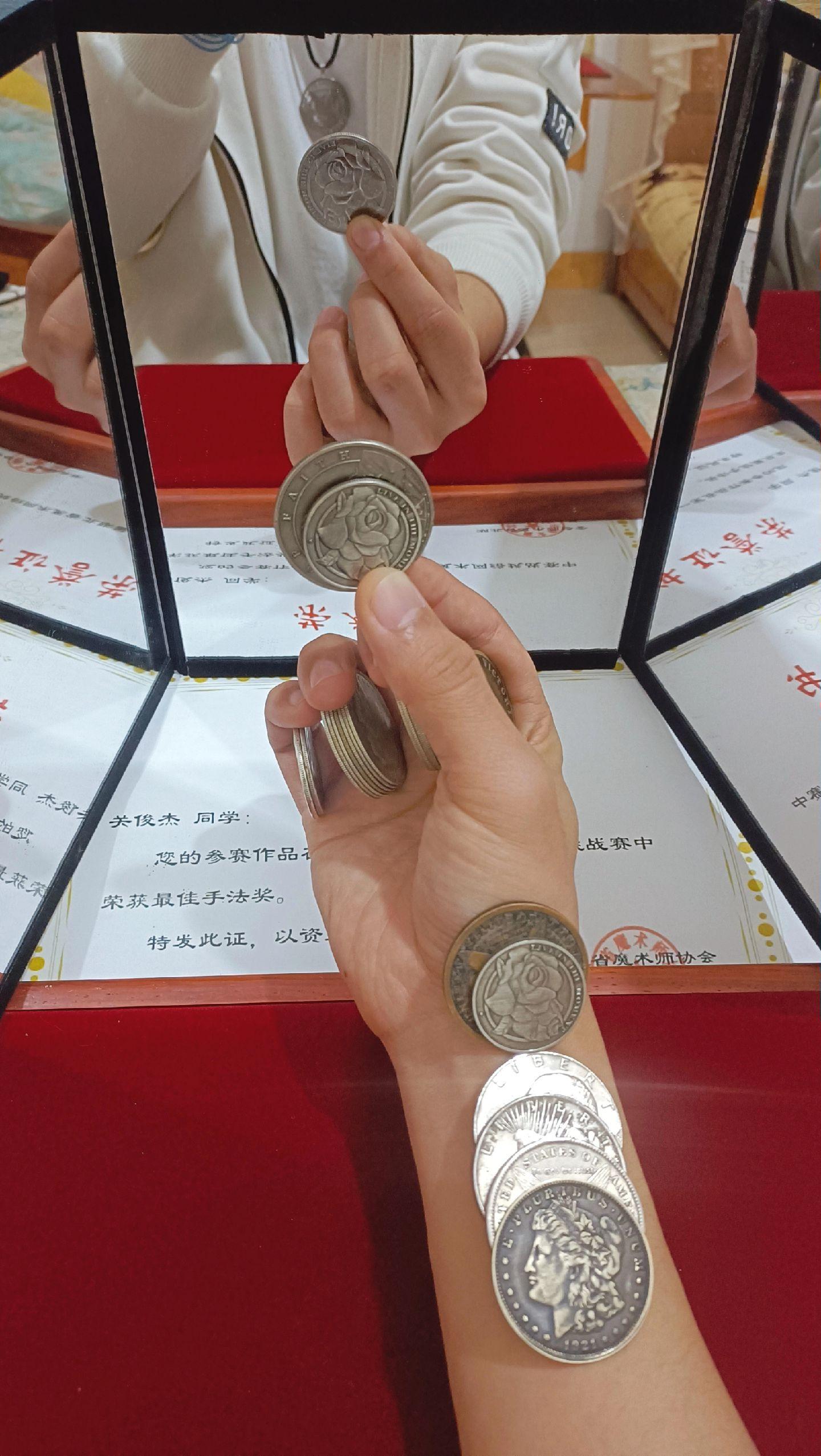 当魔术师说：看，我这里有一枚硬币的时候···
