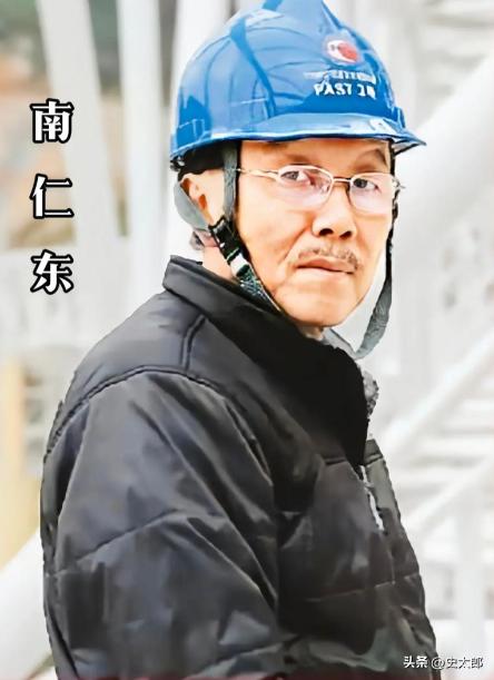“中国天眼之父” 南仁东 1960 年代在清华上学时，为精进英文，常揣着英文词典