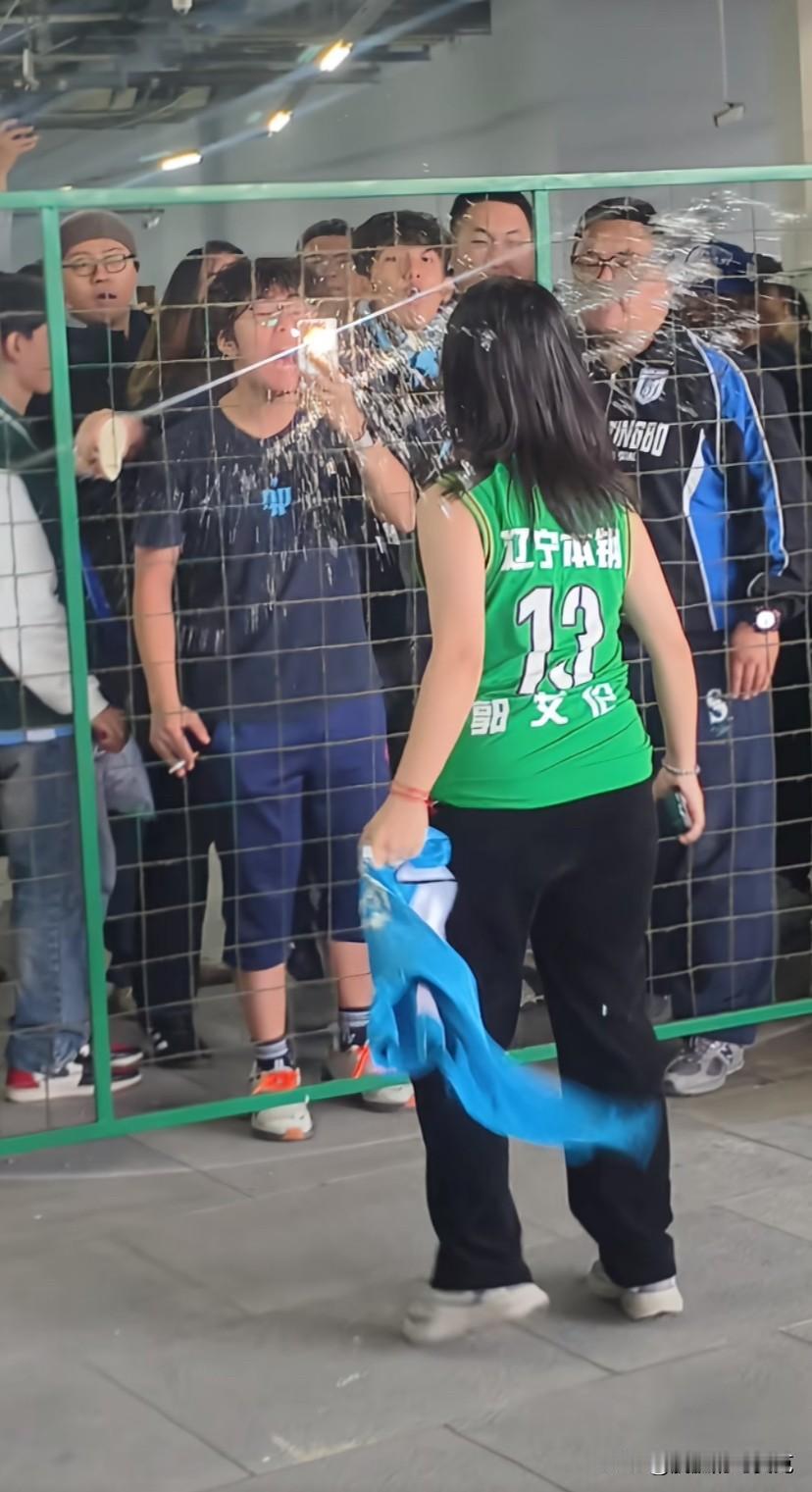 这家伙是不是中街跳垃圾桶扭脖子那位？
辽超牛逼，辽宁足球牛逼，属她最牛逼。至于吗