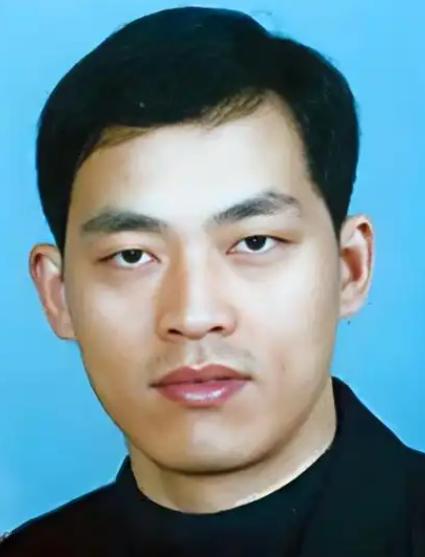 2003年，悍匪谢先荣被击毙，法医验尸时发现，他的额头有个拳头大小的洞，头颅也被