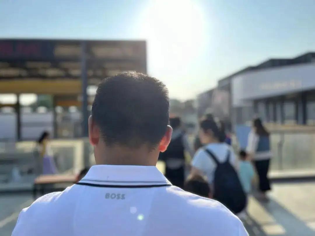 原来中年人根本意识不到自己到底有多老
 
那天从眼镜店出来，手里攥着那副上下分镜