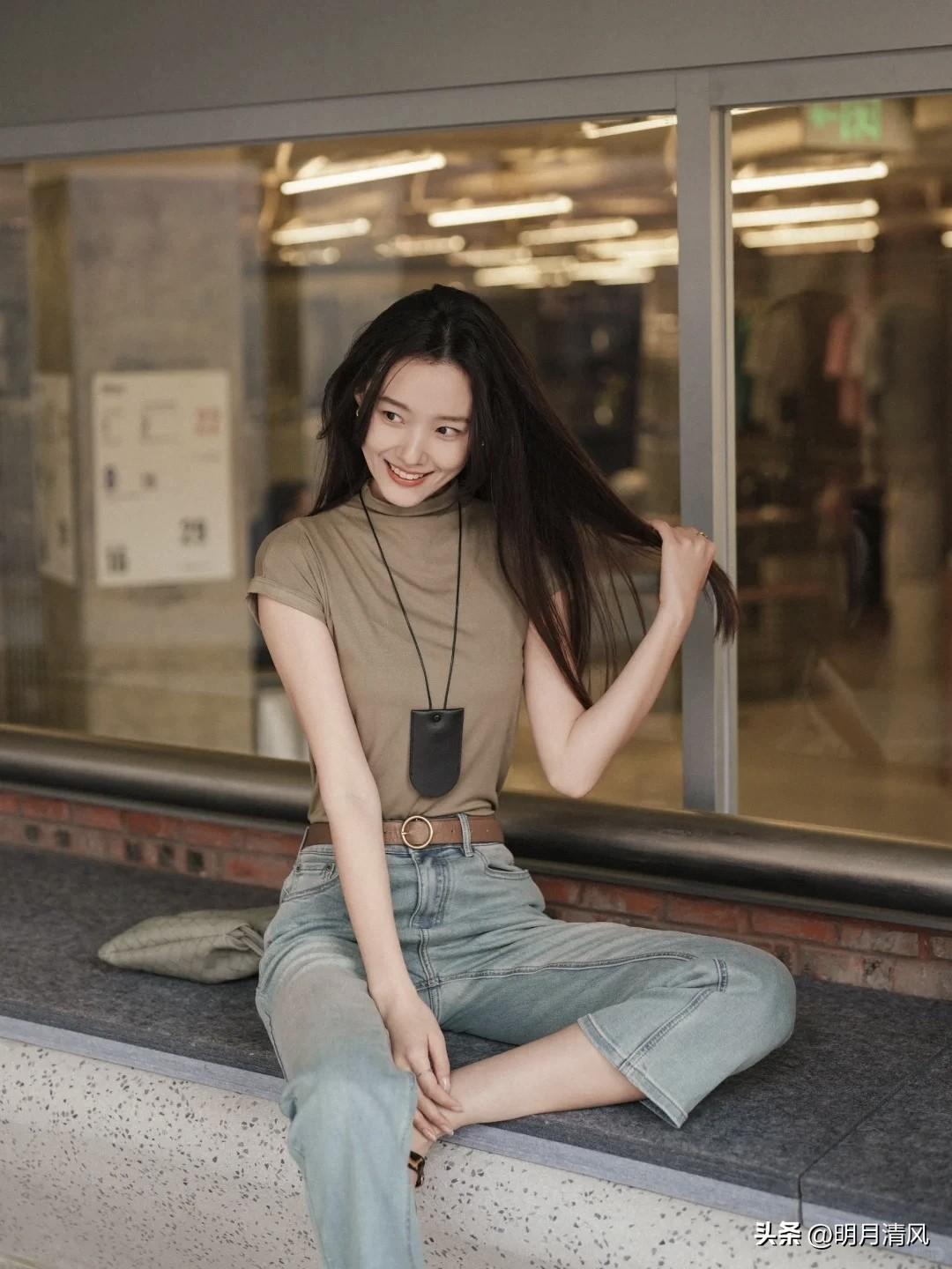 穿牛仔裤拍照，别再只会站着比剪刀手啦！

今天路过一家咖啡店，看到有个小姐姐在拍