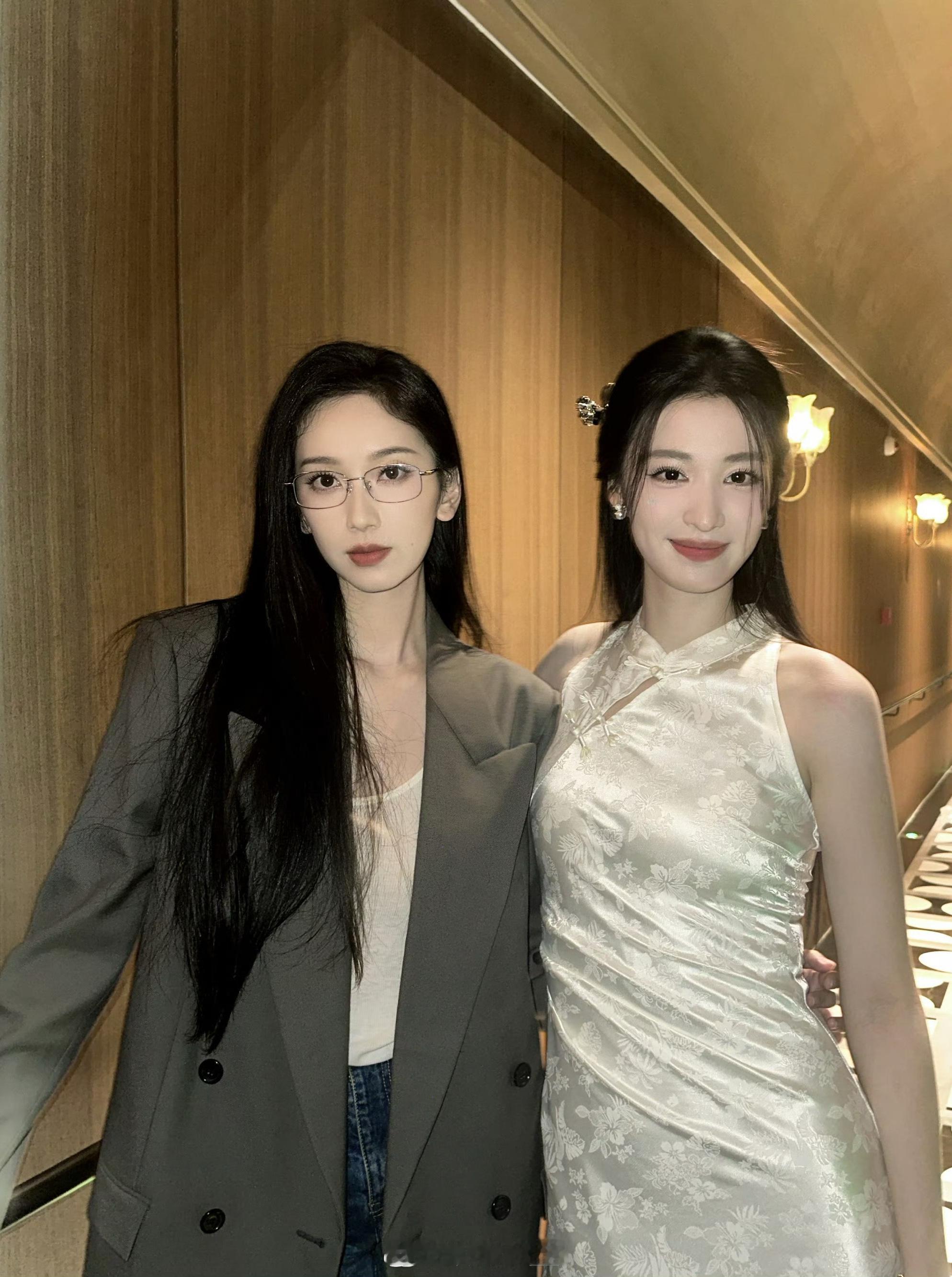 #刘令姿给王楚然挡衣服#女孩子们贴贴[污][污] ​​​