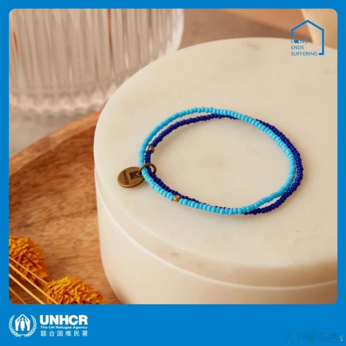 文淇文淇的蓝色手链文淇手链由难民女性工匠亲手制作 文淇昨天巴黎lemaire大秀