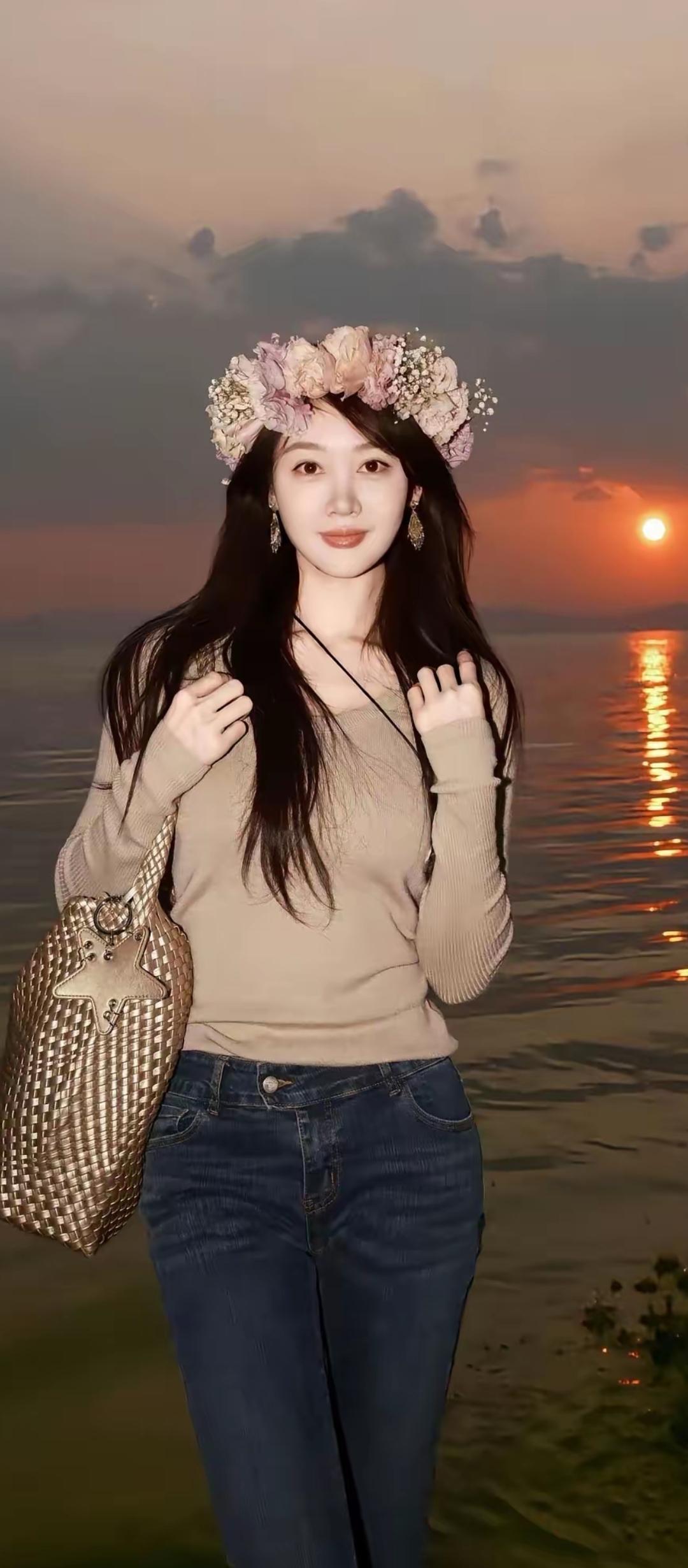 落日余晖映水波，花环美人倚湖畔。