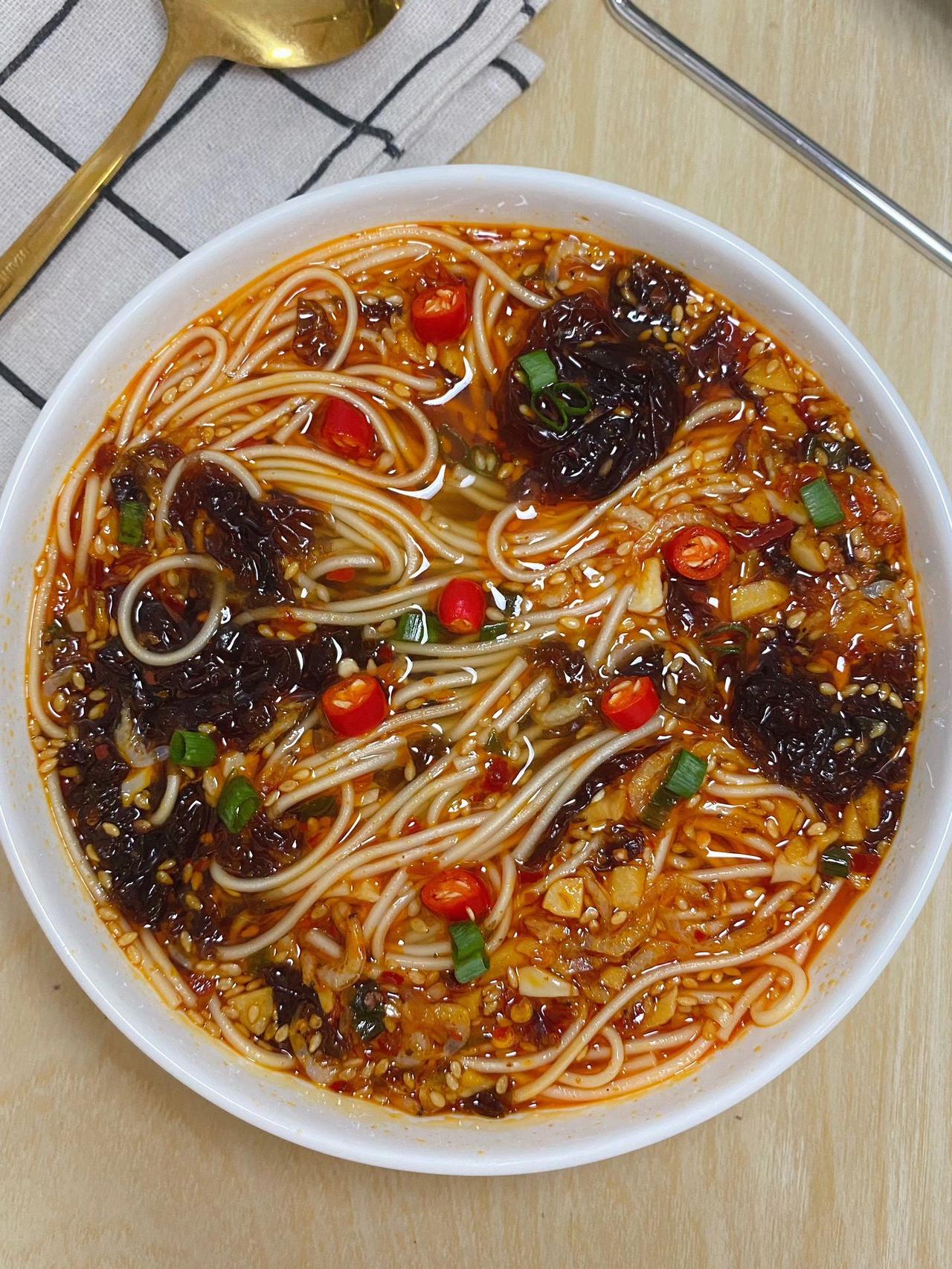 答应我，这碗酸辣面可以封神了，一定要试

吃货们要听我说啦！我刚刚尝试了一下酸辣