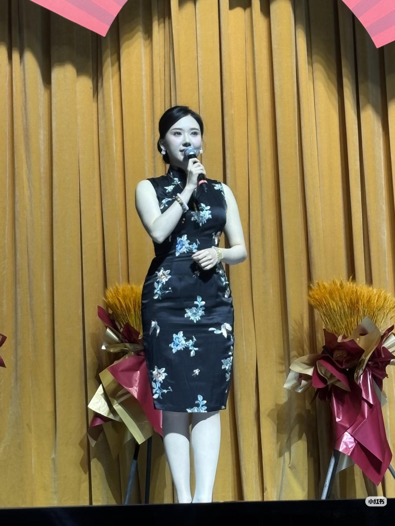 “去葫芦社听相声是附带，看三姐才是主业。”
“葫芦相声社半壁江山全靠三姐撑着”。