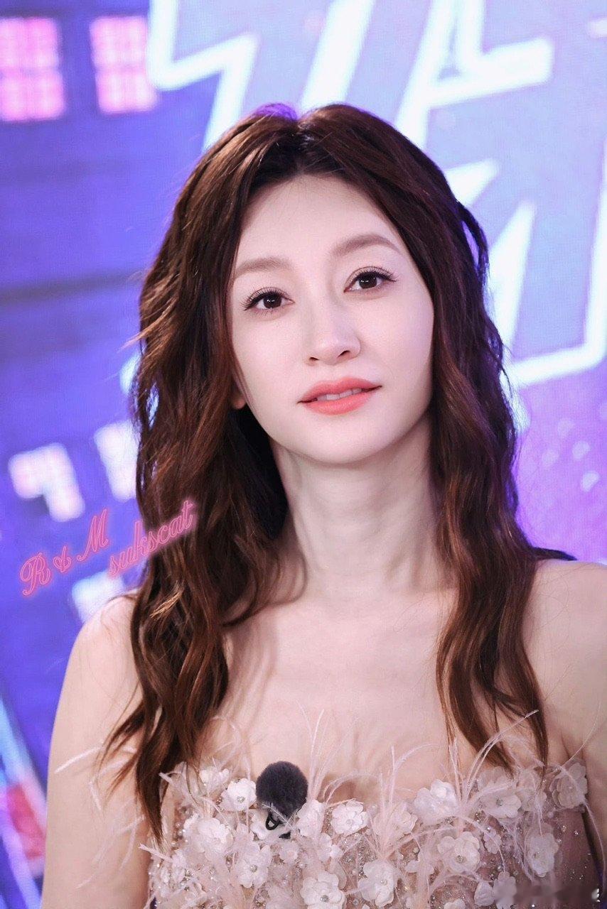 李小冉说星期五也逼着我跳舞不想睡的星期五两份录制体验都格外美好，李小冉爆料周五节