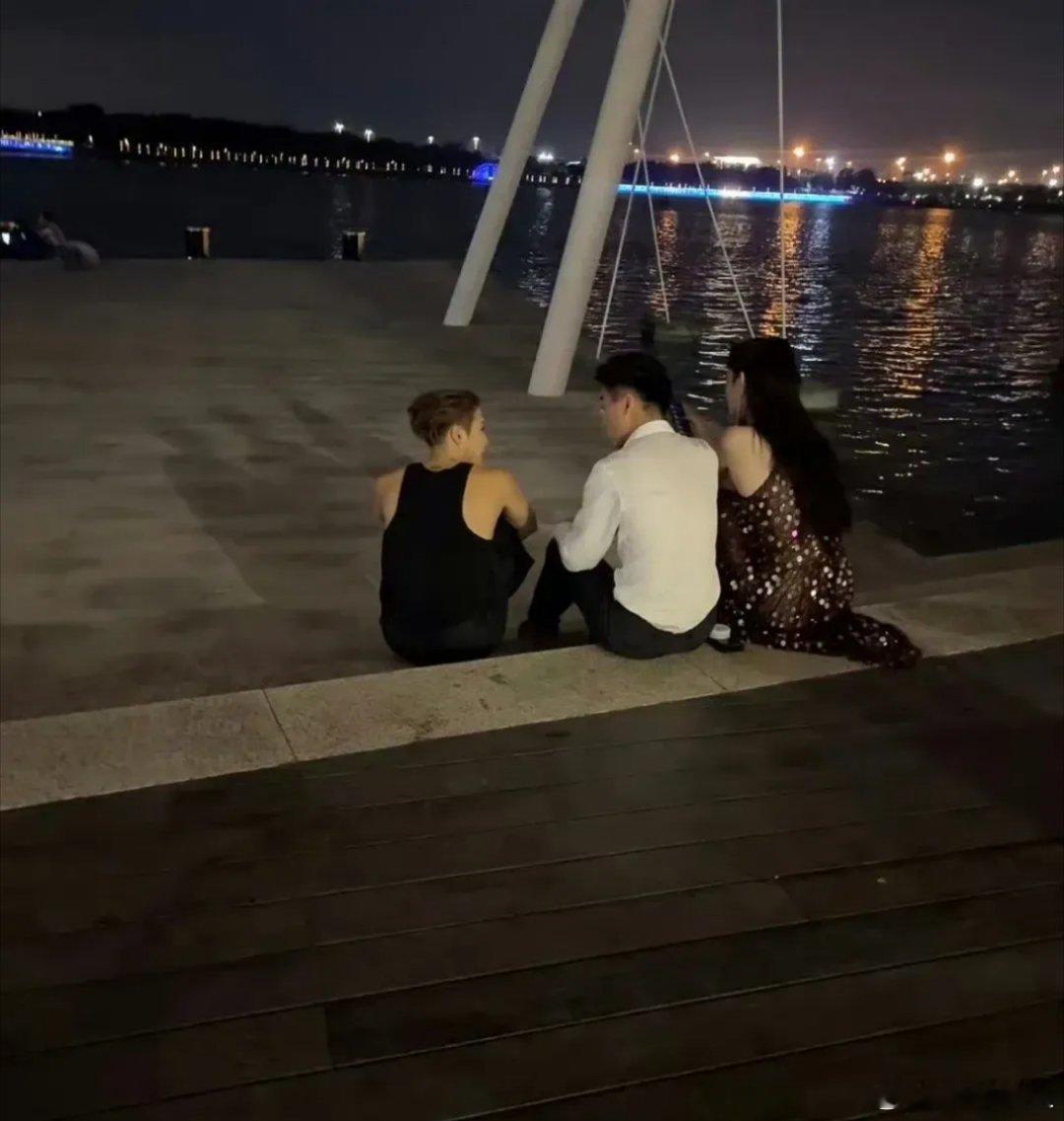 #王嘉尔何猷君奚梦瑶坐地上聊天#这三人才是真chill，随性而坐的样子丝毫没有架
