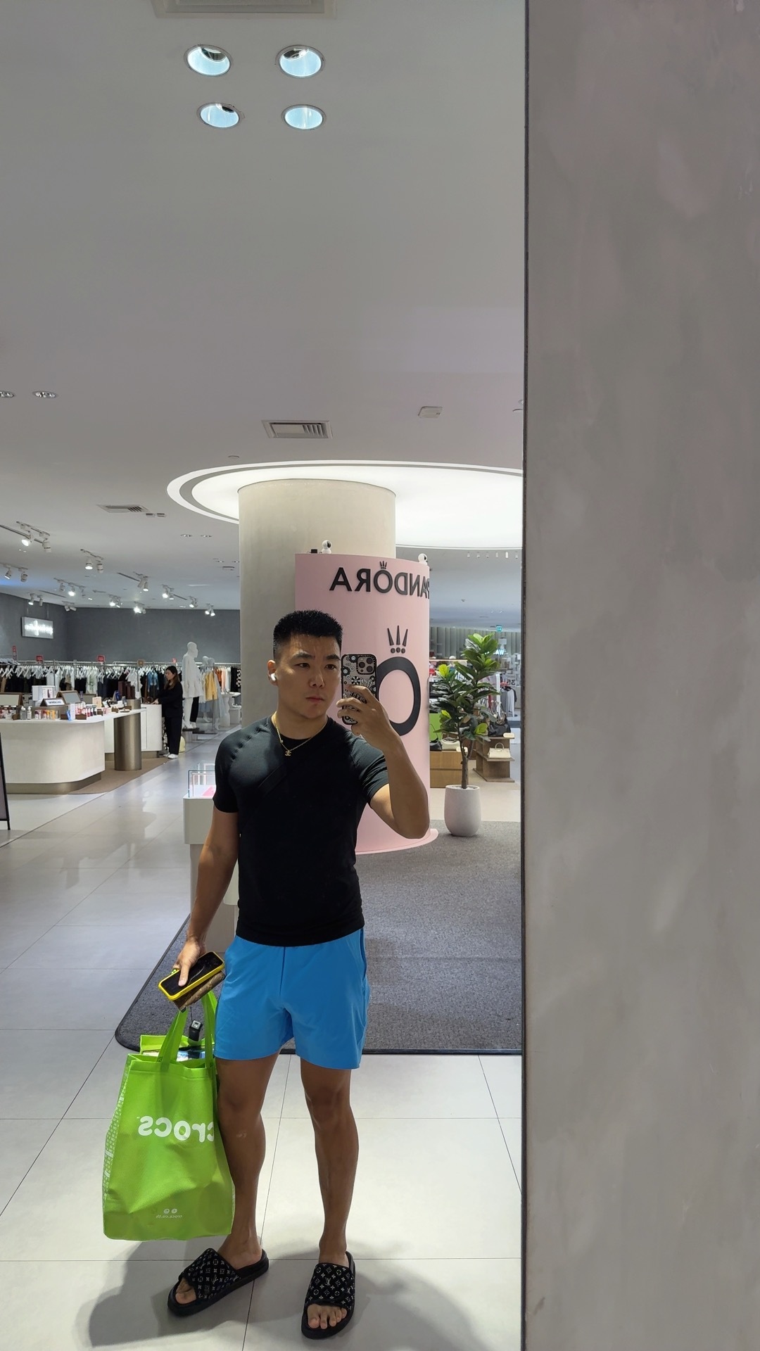 今天的任务之一，买八月粉丝礼物。据说泰国有很多限定的泡泡玛特。给我等着吧！ 