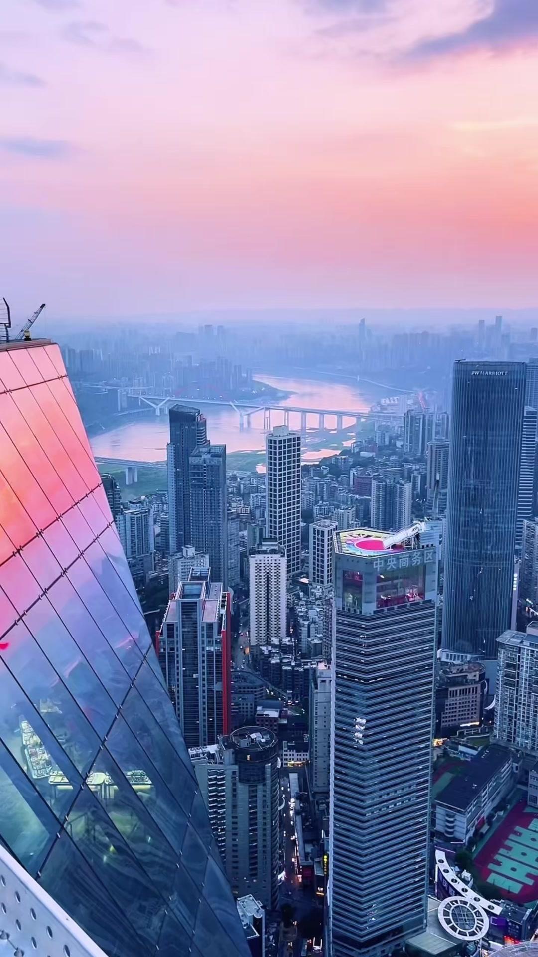 🤩重庆傍晚有多治愈？夕阳下竟遇神仙同框！

🌇在重庆的傍晚散步，总能撞见比偶