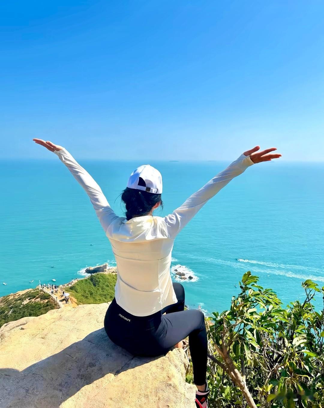 海阔天空
 
“海阔天空”常被我们挂在嘴边，既形容天地辽阔无边，也比喻心胸豁达、