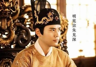 1475年的一个夜晚，年近30的明宪宗朱见深突然崩溃大哭，抱怨自己头发都白了却连