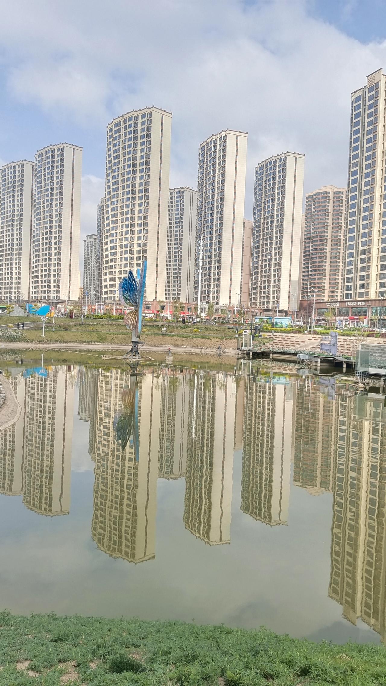 晒图笔记大赛 现代都市的倒影，静谧的湖面映照出繁华与宁静的对比。