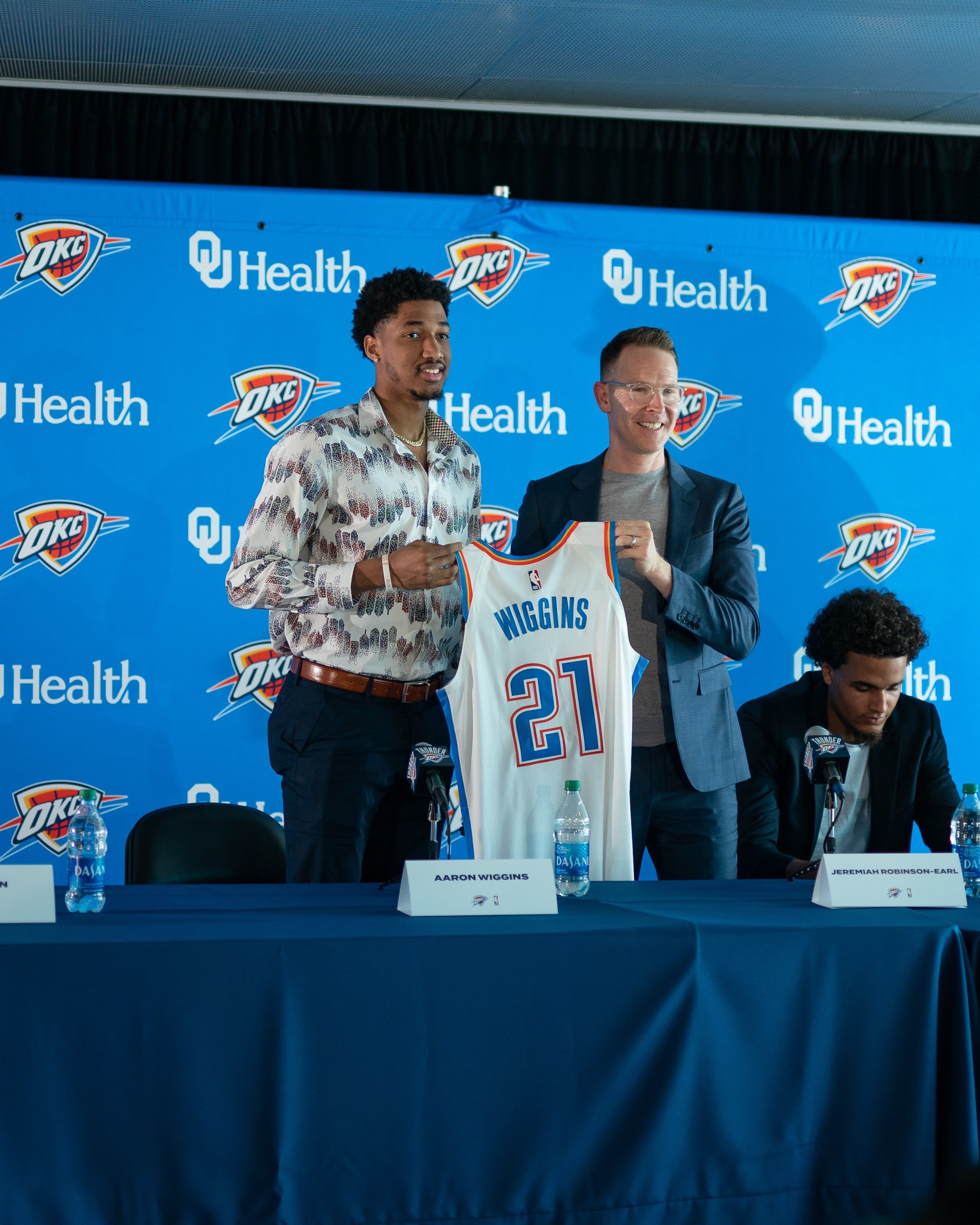 “在2021年NBA选秀大会上，俄克拉荷马城雷霆队以第55顺位选中阿龙维金斯。”