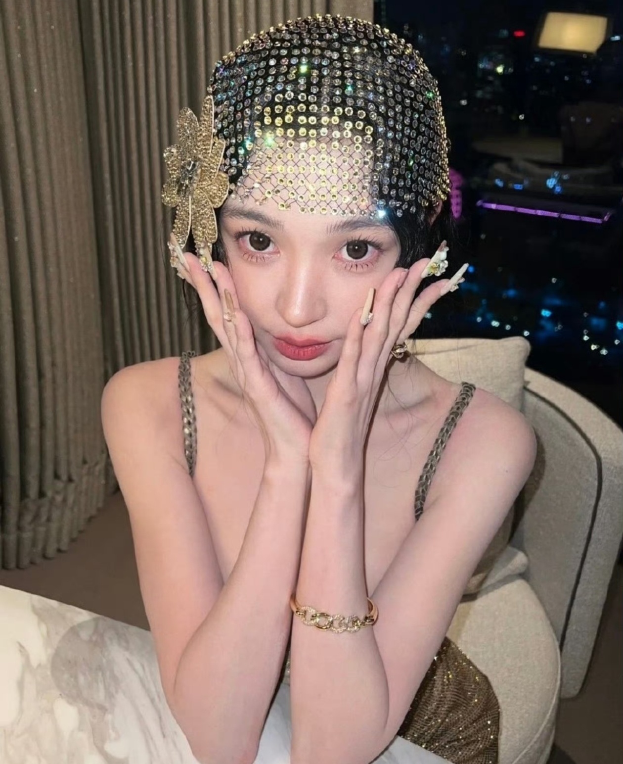 王勉 易梦玲尊重祝福就好了呀，不要做过多干涉。我想默默的问一句，这个脸是动过刀子