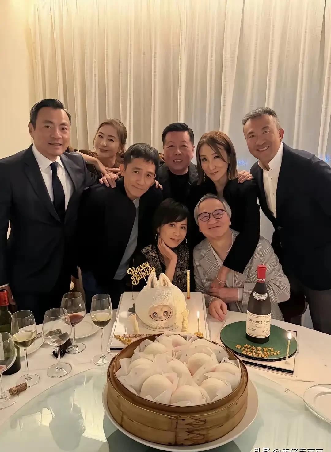 刘嘉玲60岁生日，低调又高级。
和梁朝伟一起，没大办，没炒作。
一个拉布布蛋糕，
